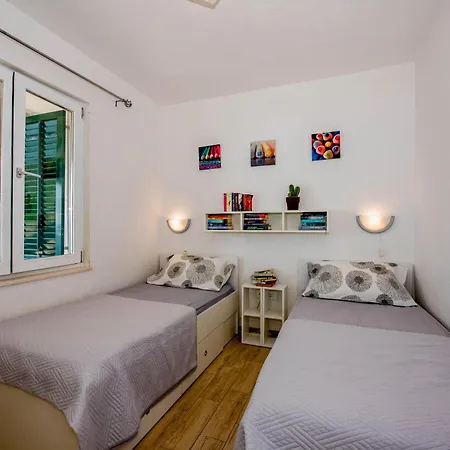 Zora Trogir